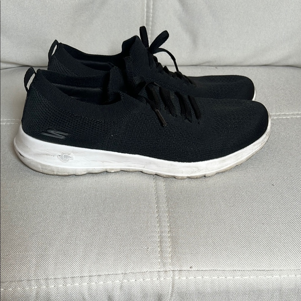 Skechers Men’s Black and White Sneakers with Knit Upper and Cushioned Sole Size